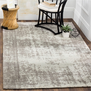 Safavieh Classic Vintage 5' X 8' Rug in Silver and Ivory