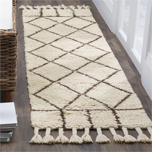 Safavieh Casablanca Shag 2' 3&quot X 8' Hand Tufted Rug in Ivory and Brown