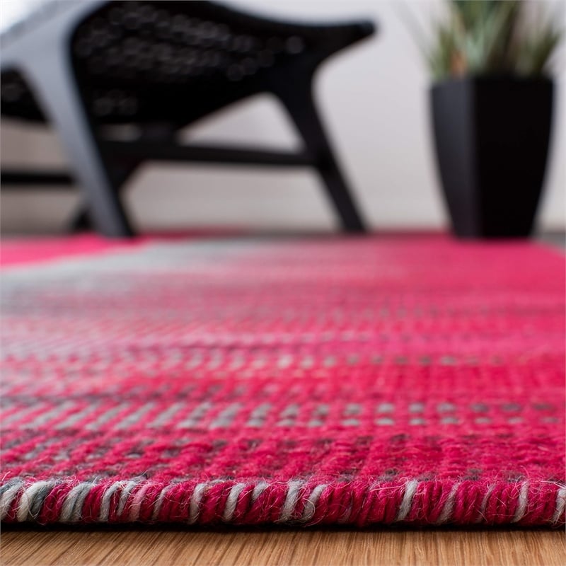 Safavieh Kilim 4' X 6' Hand Woven Wool Rug in Fuchsia and Charcoal
