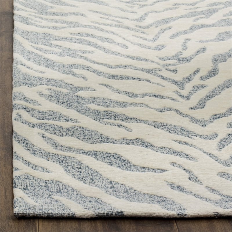 Safavieh Marbella 5' X 8' Hand Woven Rug in Light Gray and Ivory