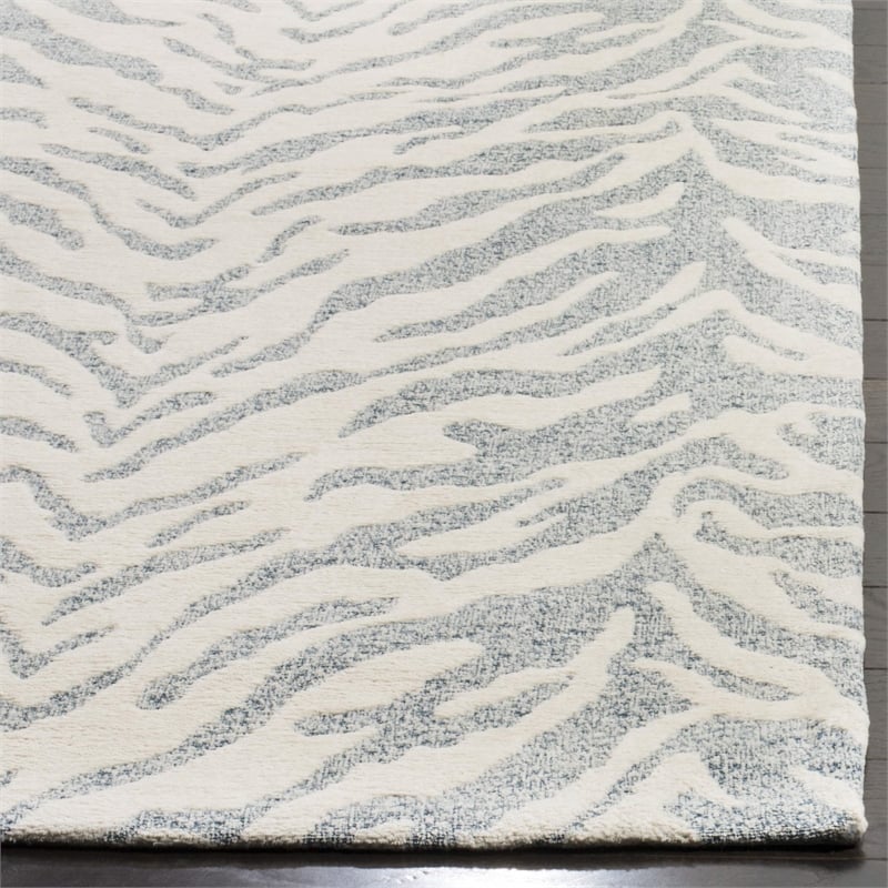 Safavieh Marbella 5' X 8' Hand Woven Rug in Light Gray and Ivory