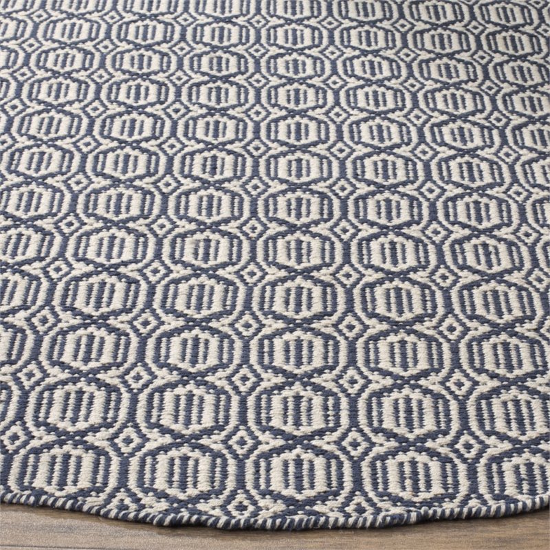 Safavieh Montauk 6' X 6' Round Hand Woven Cotton Rug in Ivory and Navy