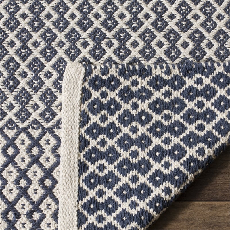 Safavieh Montauk 4' X 6' Hand Woven Cotton Pile Rug in Ivory and Navy