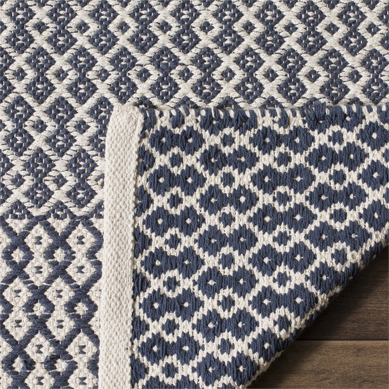 Safavieh Montauk 5' X 8' Hand Woven Cotton Pile Rug in Ivory and Navy