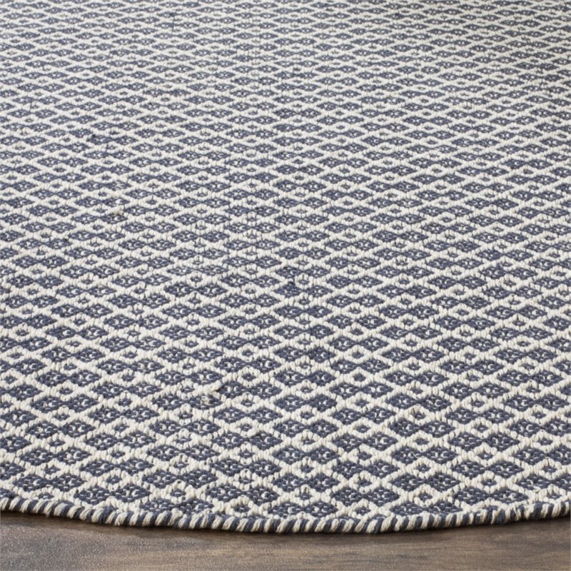 Safavieh Montauk 6' X 6' Round Hand Woven Cotton Rug in Ivory and Navy
