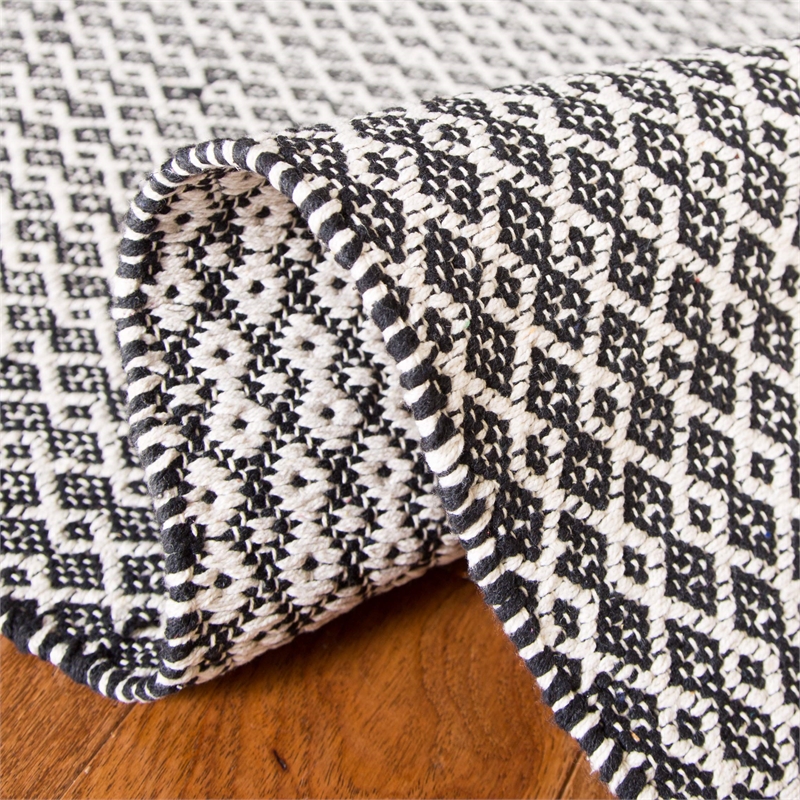 Safavieh Montauk 4' X 6' Hand Woven Cotton Pile Rug in Ivory and Black