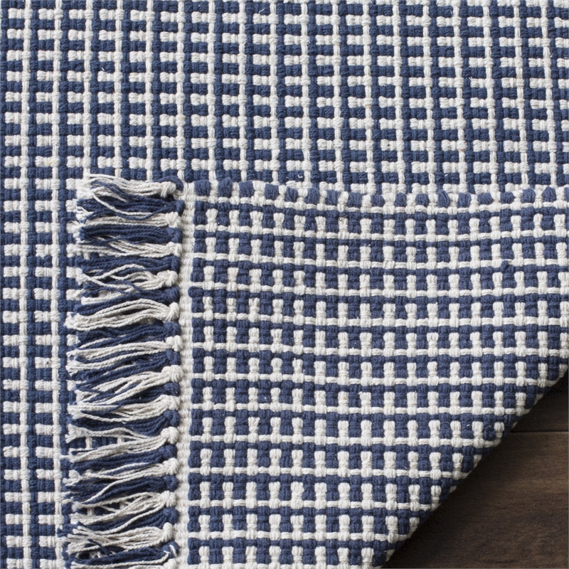 Safavieh Montauk 5' X 8' Hand Woven Cotton Pile Rug in Ivory and Navy
