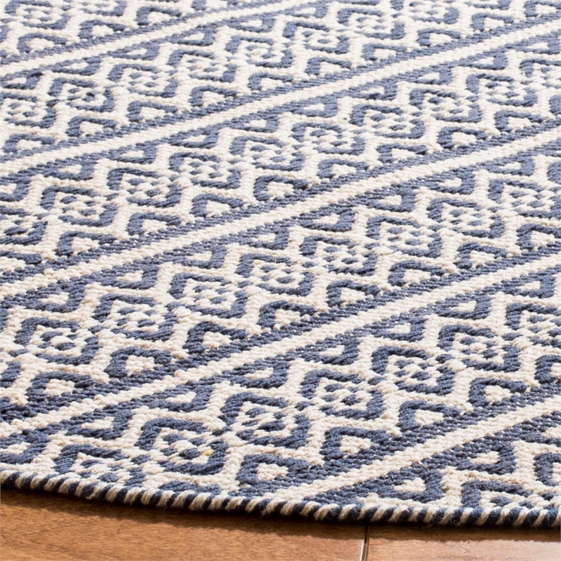 Safavieh Montauk 6' X 6' Round Hand Woven Cotton Rug in Ivory and Navy