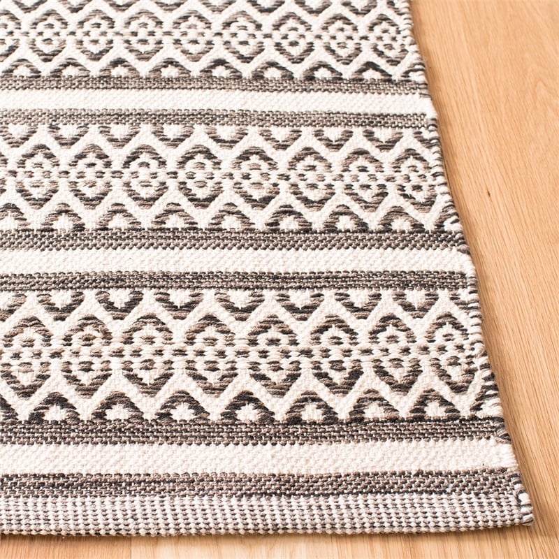 Safavieh Montauk 4' X 6' Hand Woven Cotton Pile Rug in Ivory and Black