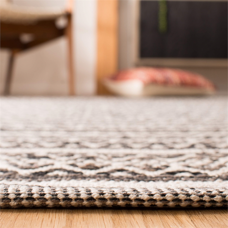 Safavieh Montauk 5' X 8' Hand Woven Cotton Pile Rug in Ivory and Black