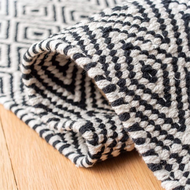 Safavieh Montauk 3' X 5' Hand Woven Cotton Pile Rug in Ivory and Navy