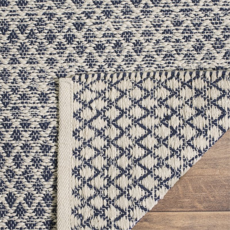 Safavieh Montauk 4' X 6' Hand Woven Cotton Pile Rug in Navy and Ivory