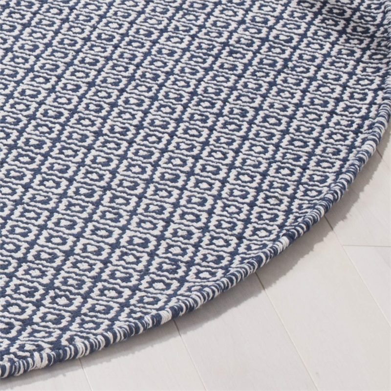 Safavieh Montauk 6' X 6' Round Hand Woven Cotton Rug in Ivory and Navy