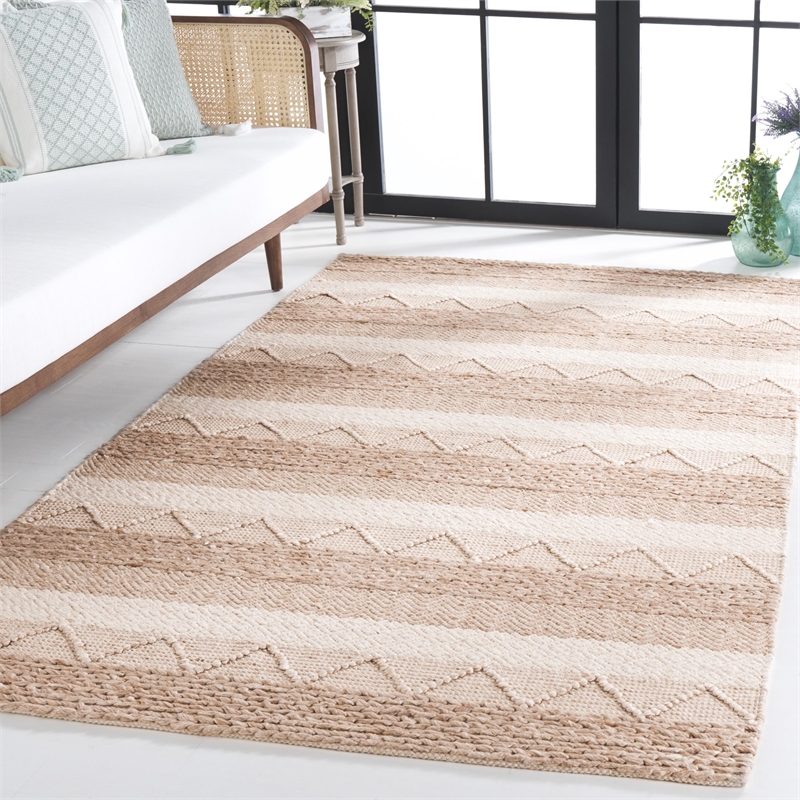 Safavieh Natura 4' X 6' Hand Tufted Rug in Beige