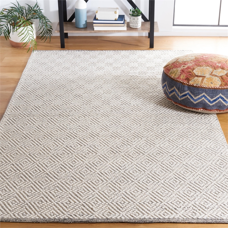 Safavieh Natura 4' X 6' Hand Tufted Rug in Ivory and Light Gray