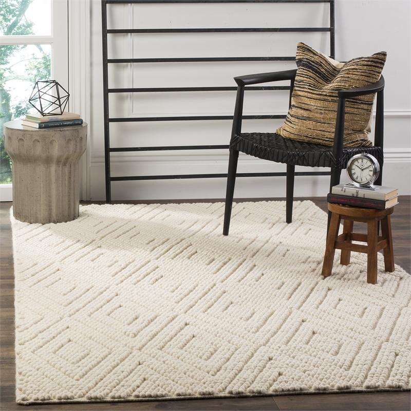 Safavieh Natura 4' X 6' Hand Tufted Rug in Ivory
