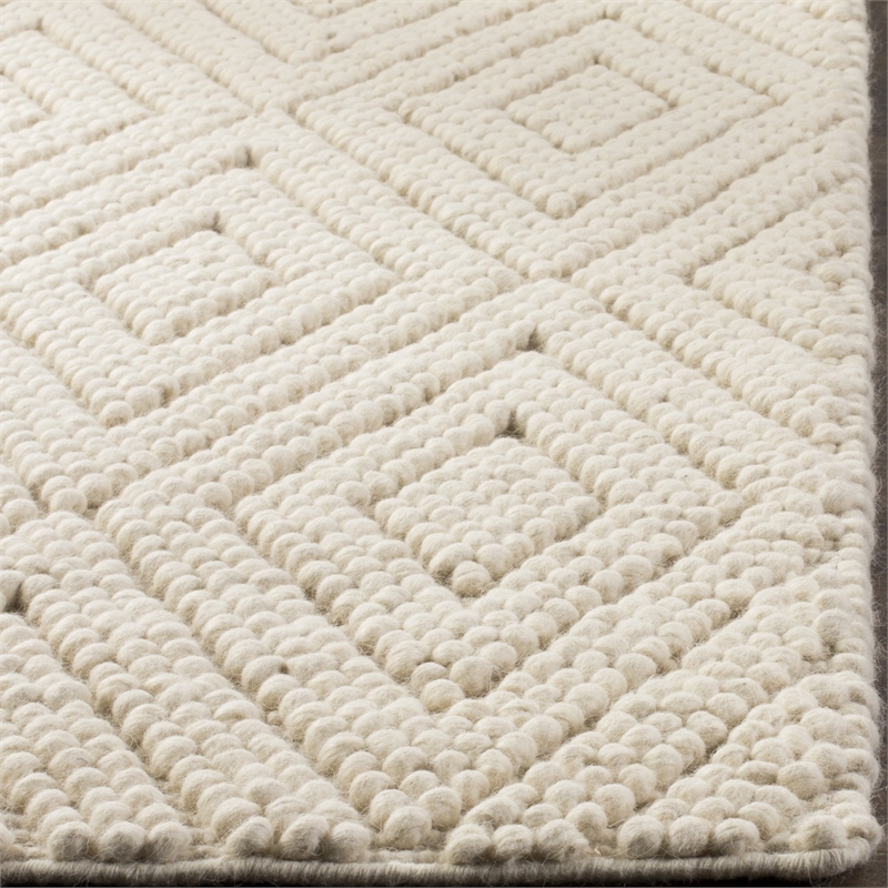 Safavieh Natura 4' X 6' Hand Tufted Rug in Ivory