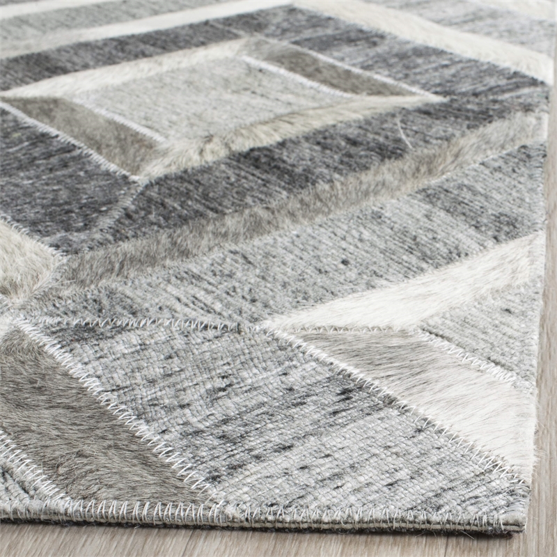 Safavieh Studio Leather 5' X 8' Hand Woven Rug in Ivory and Dark Gray