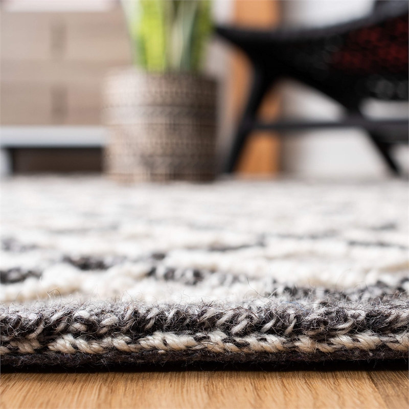 Safavieh Trace 200 6' Round Hand Tufted Wool Rug in Gray