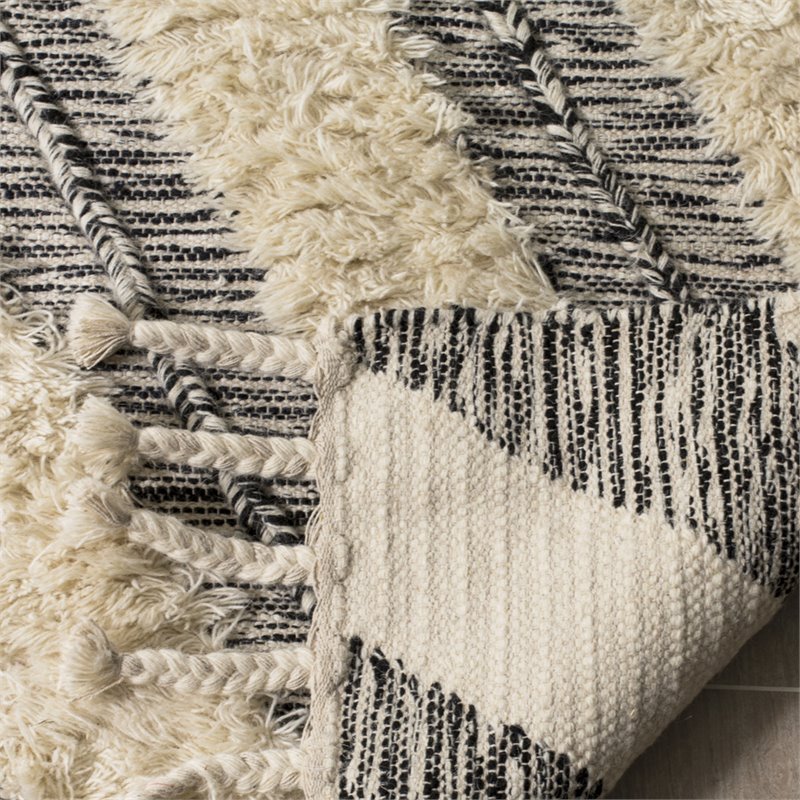 Safavieh Kenya 4' x 6' Hand Knotted Wool Rug in Black and Ivory