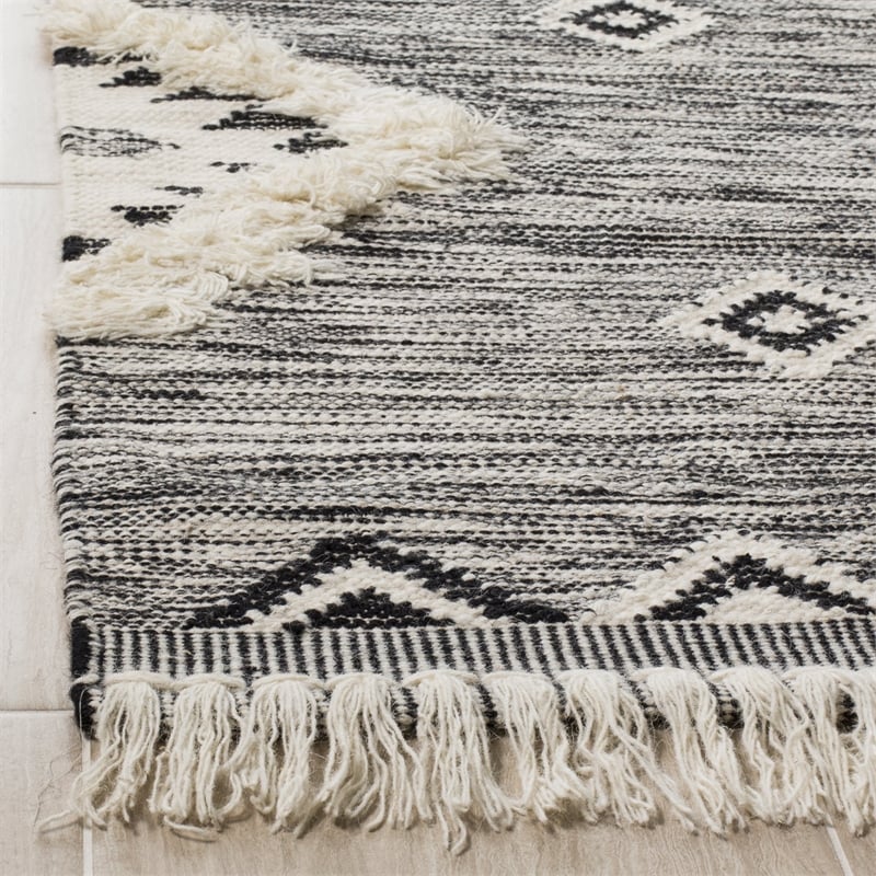 Safavieh Kenya 4' x 6' Hand Knotted Wool Rug in Black and Ivory