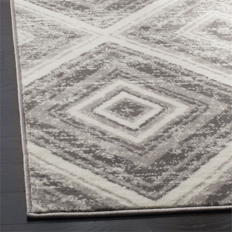 Safavieh Skyler 6' x 9' Rug in Gray and Ivory