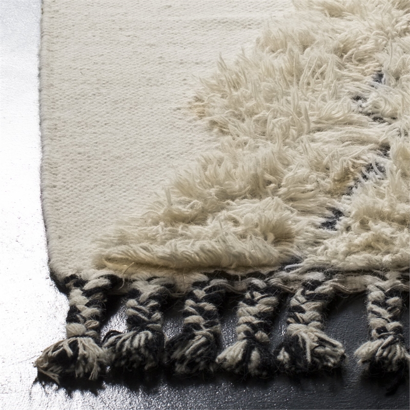 Safavieh Kenya 3' x 5' Hand Knotted Wool Rug in Ivory and Black