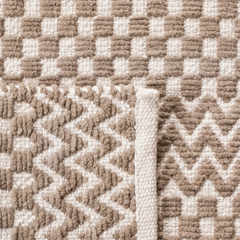 Safavieh Boston 4' x 6' Hand Tufted Rug in Taupe