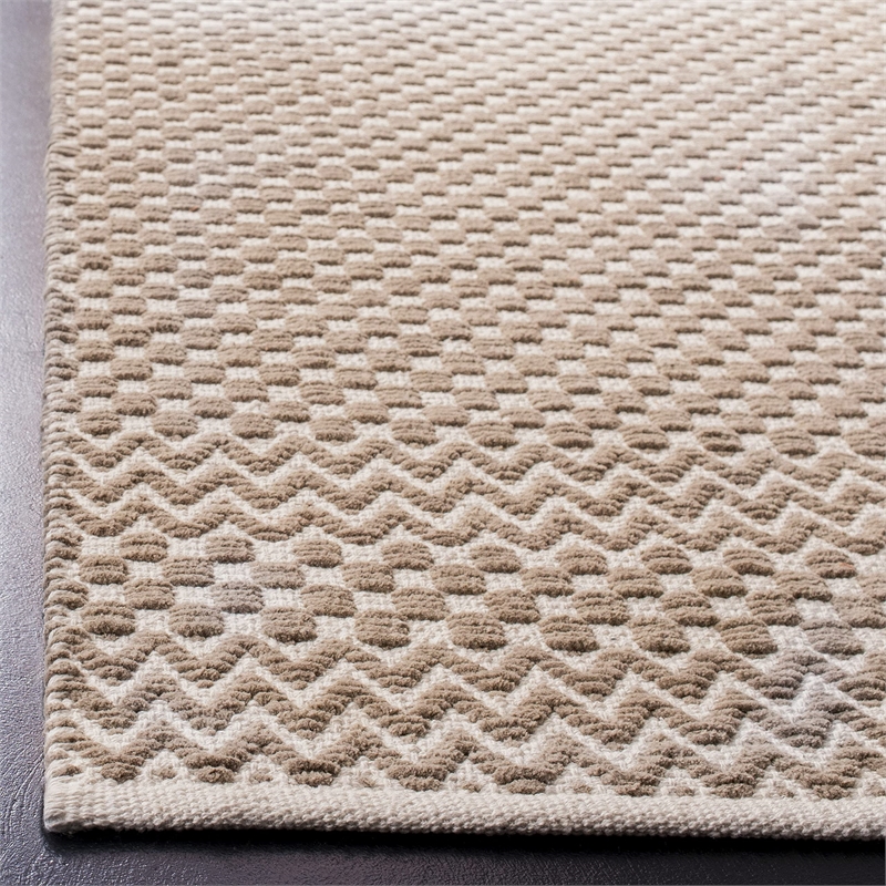 Safavieh Boston 4' x 6' Hand Tufted Rug in Taupe