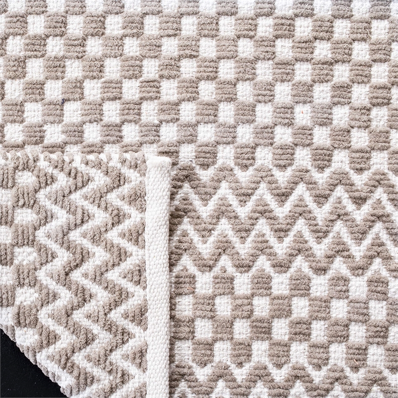 Safavieh Boston 5' x 8' Hand Tufted Rug in Taupe