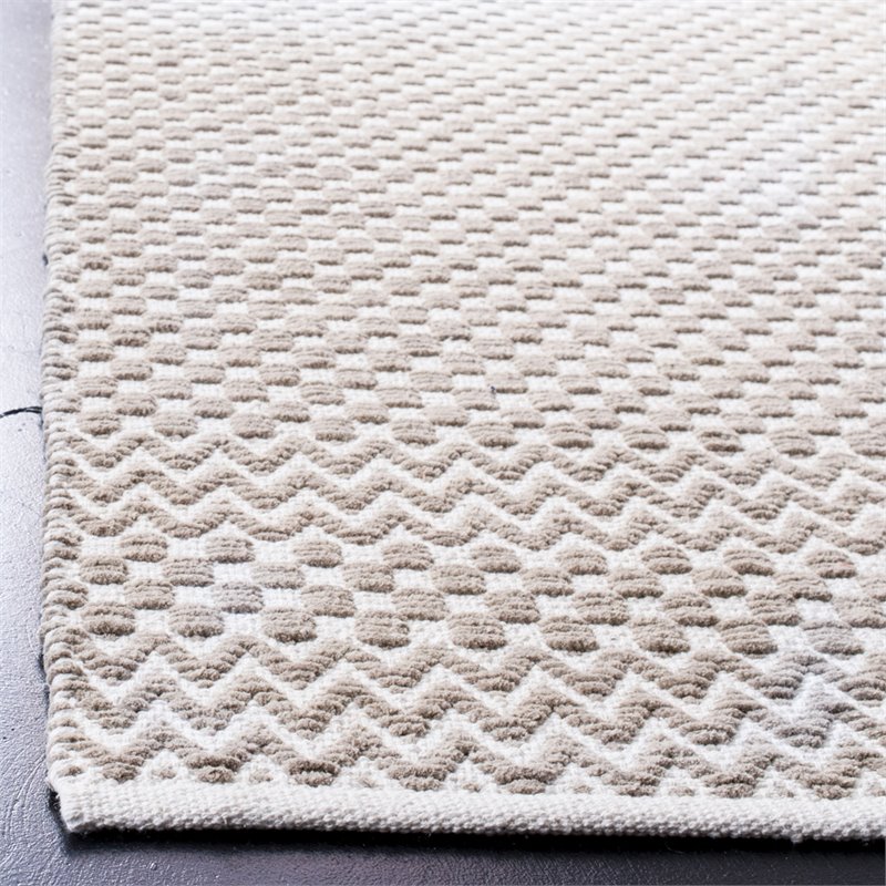 Safavieh Boston 6' x 9' Hand Tufted Rug in Taupe