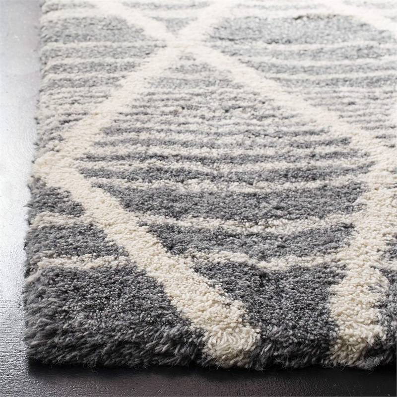 Safavieh Casablanca 4' x 6' Hand Tufted Wool Rug in Gray and Ivory