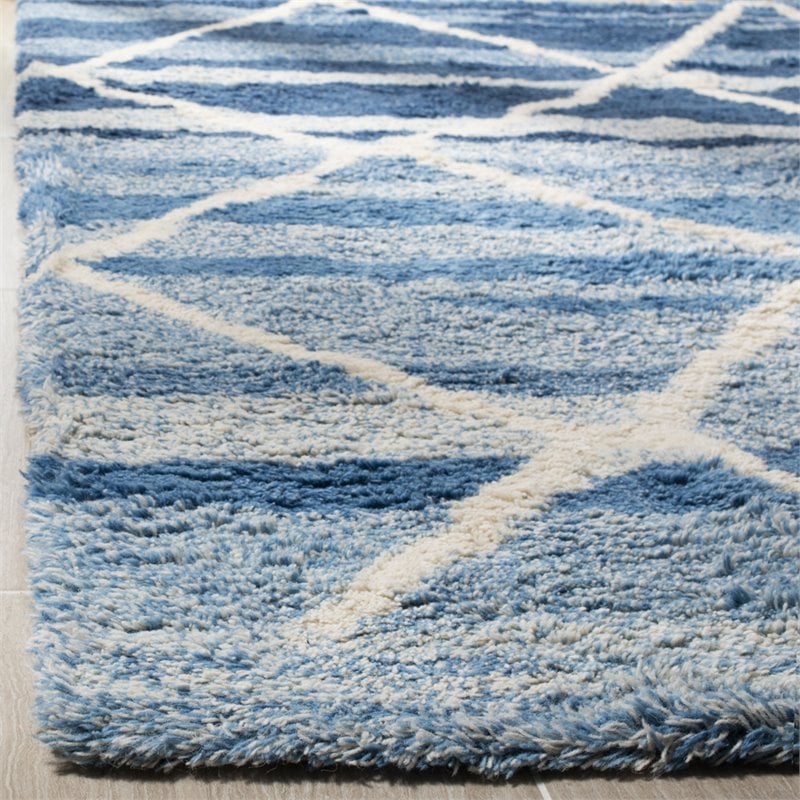 Safavieh Casablanca 4' x 6' Hand Tufted Wool Rug in Blue and Ivory