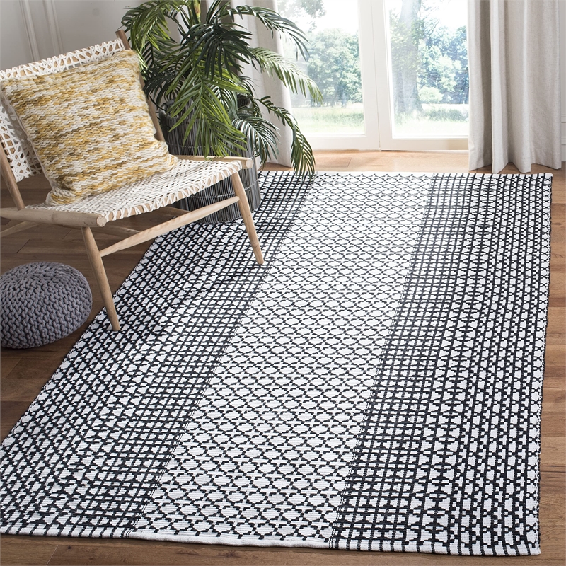 Safavieh Montauk 8' x 10' Hand Woven Rug in Black and Ivory