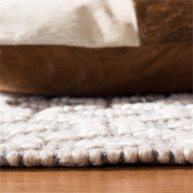 Safavieh Natura 5' x 8' Hand Woven Wool Rug in Gray