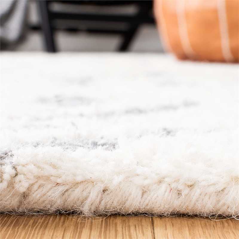 Safavieh Casablanca 4' x 6' Hand Tufted Wool Rug in Ivory and Gray
