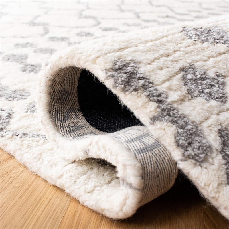 Safavieh Casablanca 4' x 6' Hand Tufted Wool Rug in Ivory and Gray