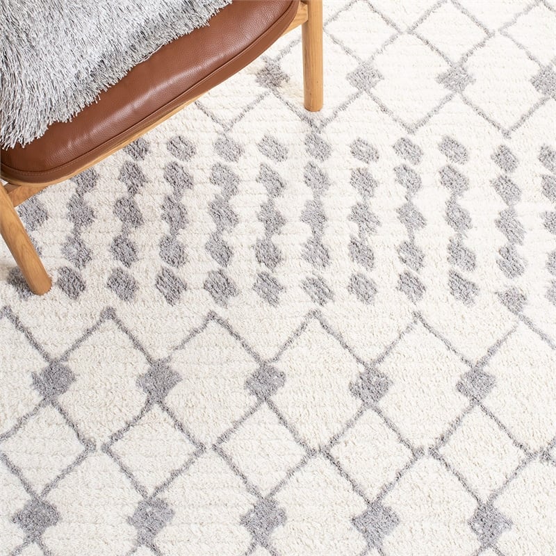 Safavieh Casablanca 4' x 6' Hand Tufted Wool Rug in Ivory and Gray
