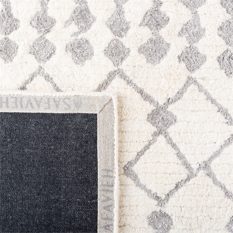 Safavieh Casablanca 4' x 6' Hand Tufted Wool Rug in Ivory and Gray