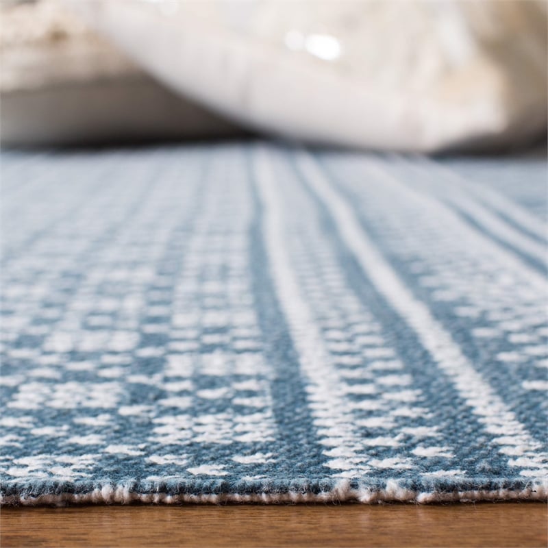 Safavieh Cedar Brook 5' x 8' Hand Loomed Rug in Blue and Ivory