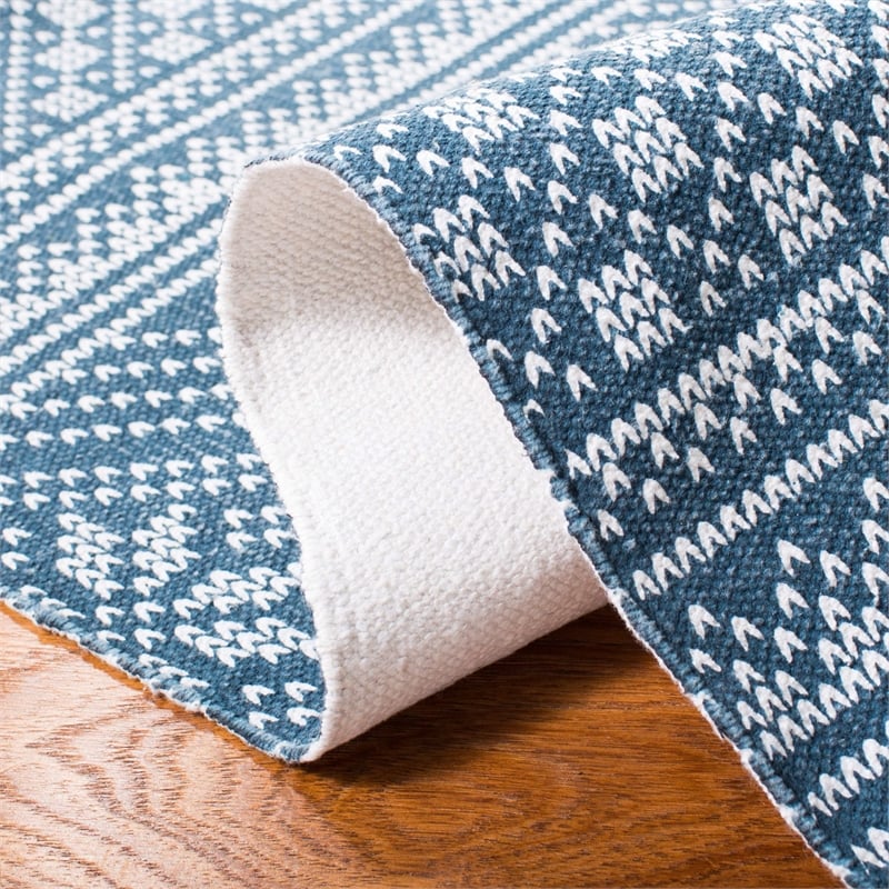 Safavieh Cedar Brook 5' x 8' Hand Loomed Rug in Blue and Ivory