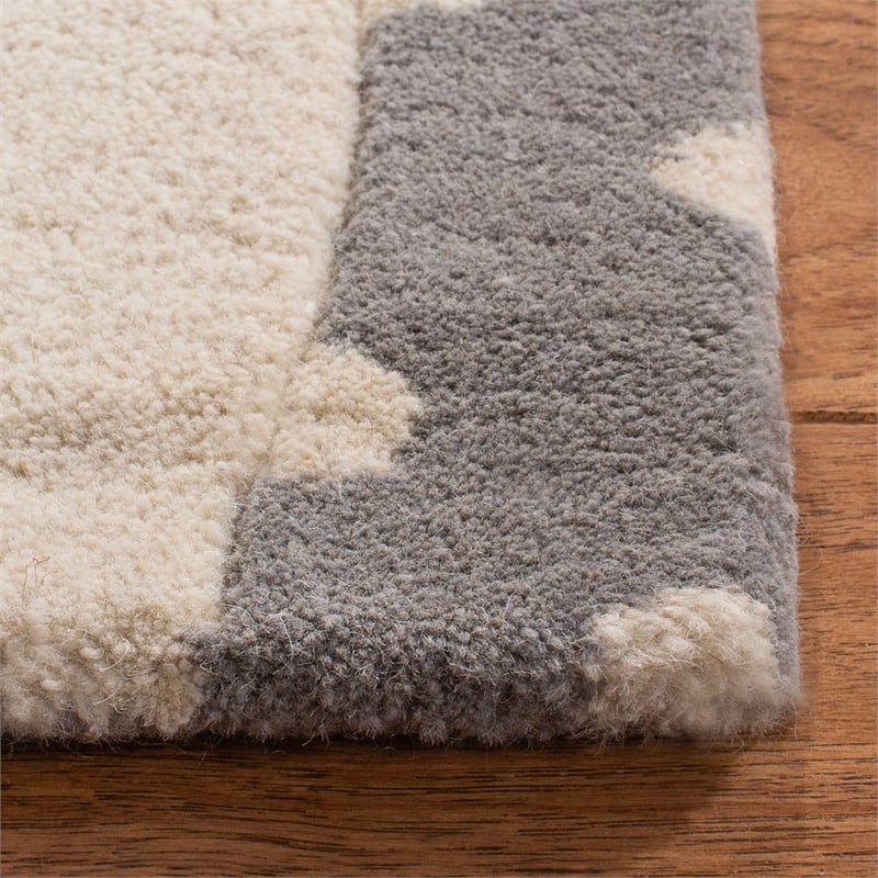 Safavieh 6' x 9' Hand Tufted Rug in Gray and Ivory