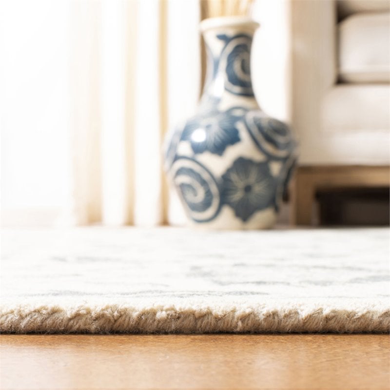 Safavieh Aspen 4' x 6' Hand Tufted Wool Rug in Ivory and Gray