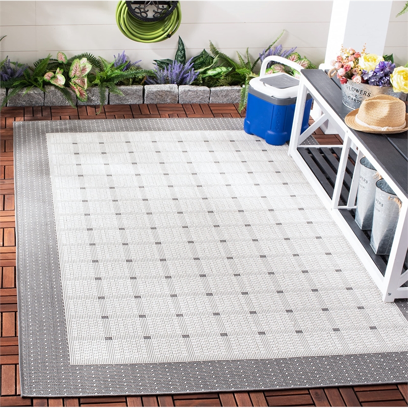 Safavieh Bermuda 4' x 6' Rug in Gray and Ivory