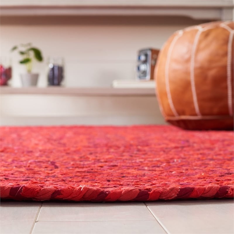 Safavieh Braided 6' Round Hand Woven Rug in Red