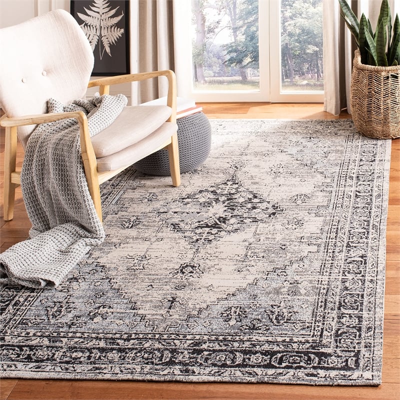 Safavieh Classic Vintage 4' x 6' Rug in Gray