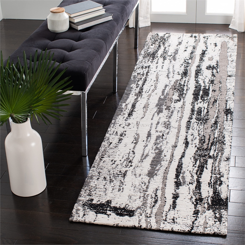 Safavieh Classic Vintage 6' x 9' Rug in Navy and Ivory