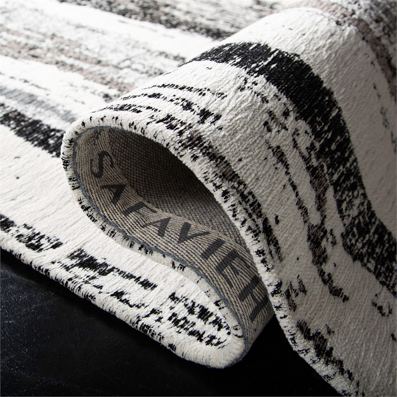 Safavieh Classic Vintage 6' x 9' Rug in Navy and Ivory