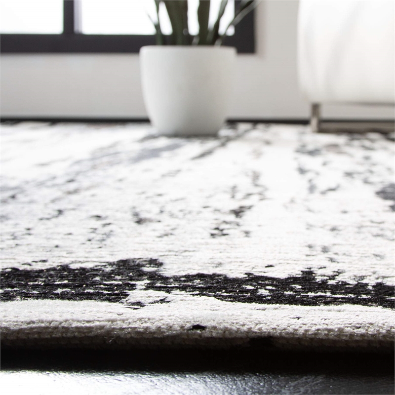 Safavieh Classic Vintage 6' x 9' Rug in Navy and Ivory