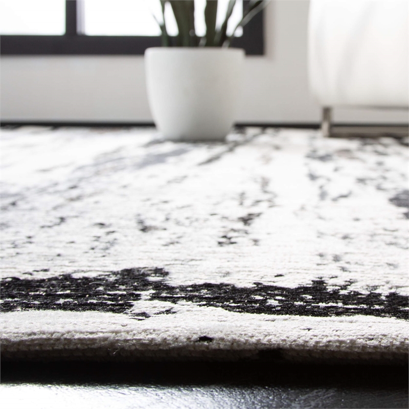 Safavieh Classic Vintage 6' x 9' Rug in Navy and Ivory